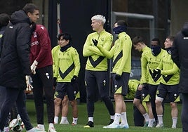 Orri Óskarsson charla con Oyarzabal antes de comenzar el entrenamiento