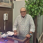 Enrique posa en su peluquería de Gaiztarro en el sitio en el que fue sorprendido por los dos atracadores este martes.