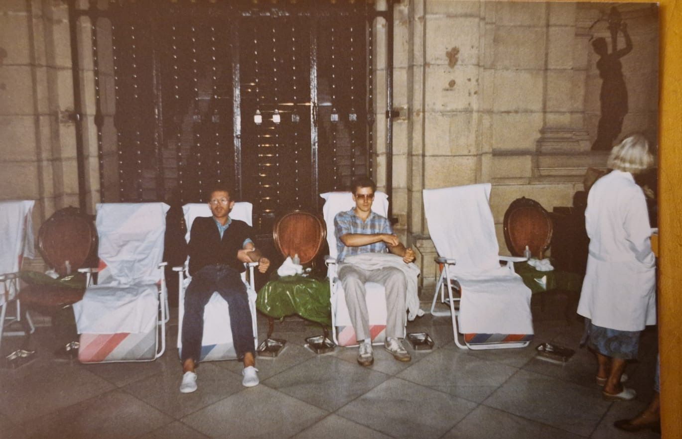 Dos hombres donan sangre en los bajos del Ayuntamiento, en 1988