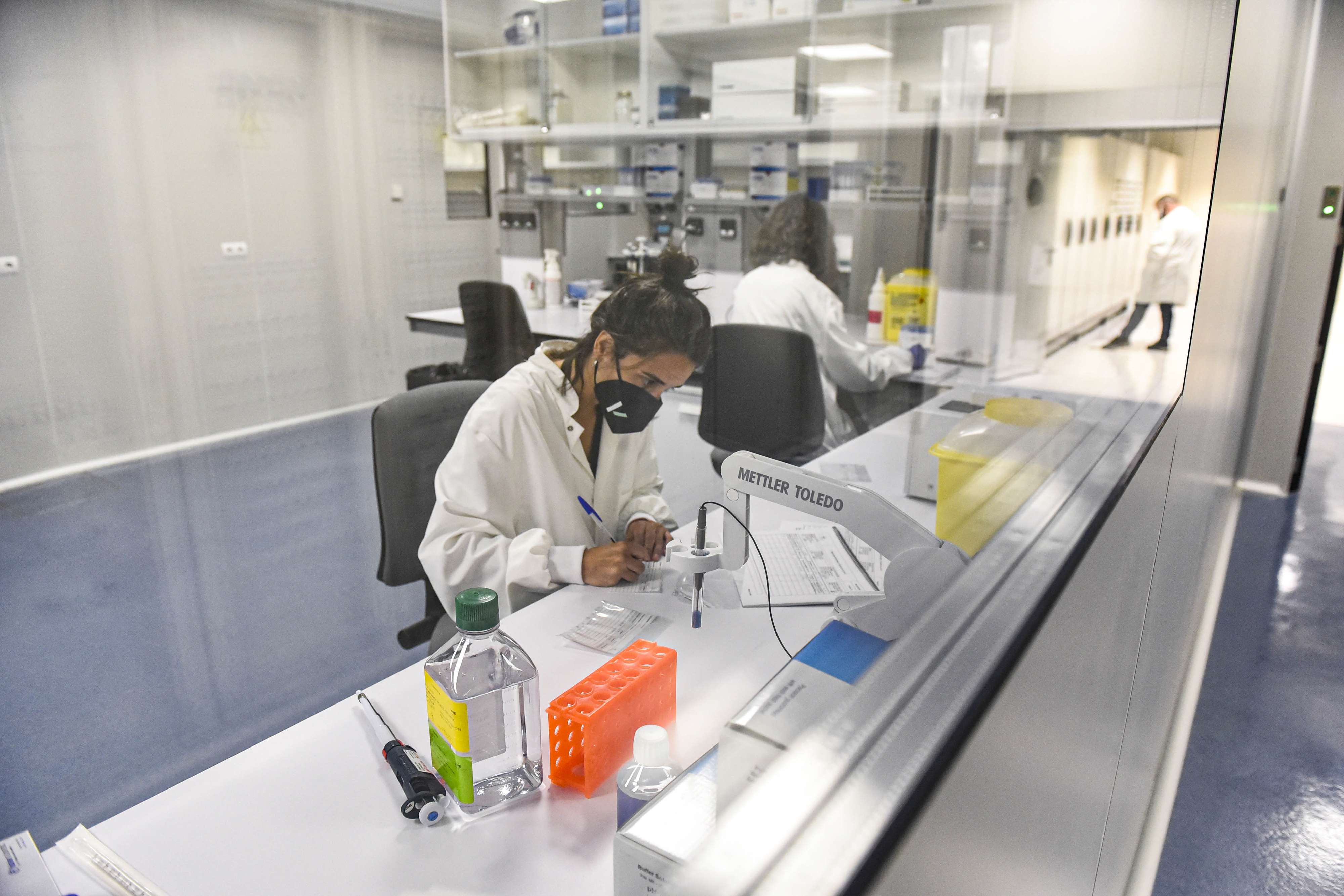 Varios trabajadores en uno de los laboratorios de VIVEbiotech en su sede de Miramon