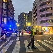 Bomberos y Guardia Municipal en la calle Easo donde se ha producido el accidente.