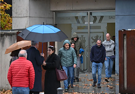Los cuatro etarras Francisco Javier 'Patxi' Makazaga, Jon Zubiaurre, Imanol Miner Villanueva y Asier García Justo, se cruzan con la periodista Aurora Intxausti en el juicio de este lunes en la Audiencia Nacional.