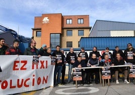 Trabajadores de Astilleros Balenciaga de Zumaia durante una rueda de prensa delante del Astillero.