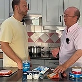 Un experto en seguridad alimentaria desmitifica las fechas de caducidad: «Solo hay un método infalible, oler»