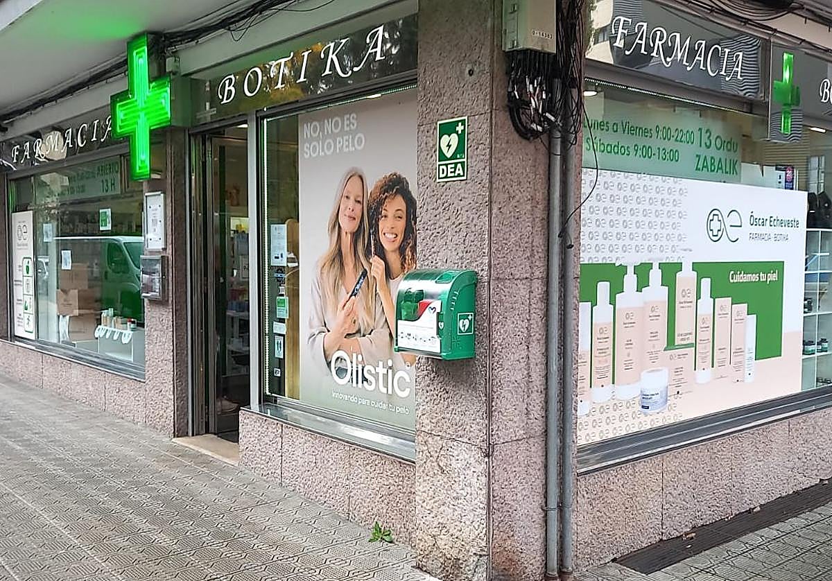 Desfibrilador instalado en la farmacia Óscar Echeveste de Tolosa.