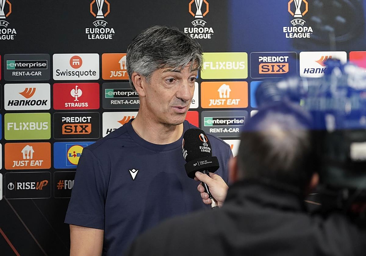 Imanol atiende a los medios en el Reale Arena.