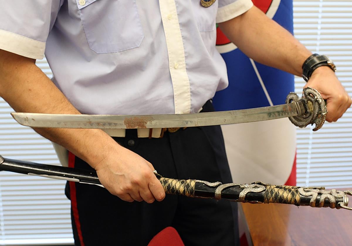 Un ertzaina muestra, en una imagen de archivo, una katana incautada .
