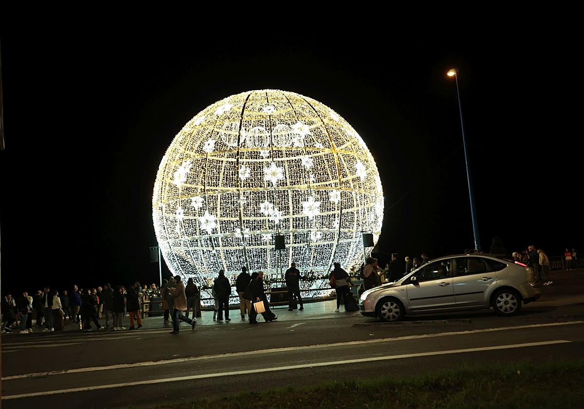 La gran bola de navidad ubicada junto al Kursaal en Donostia.