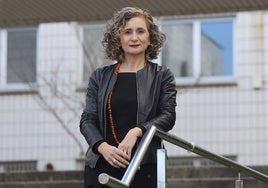 Juana Goizueta, en la entrada a la Facultad de Derecho de la UPV/EHU.