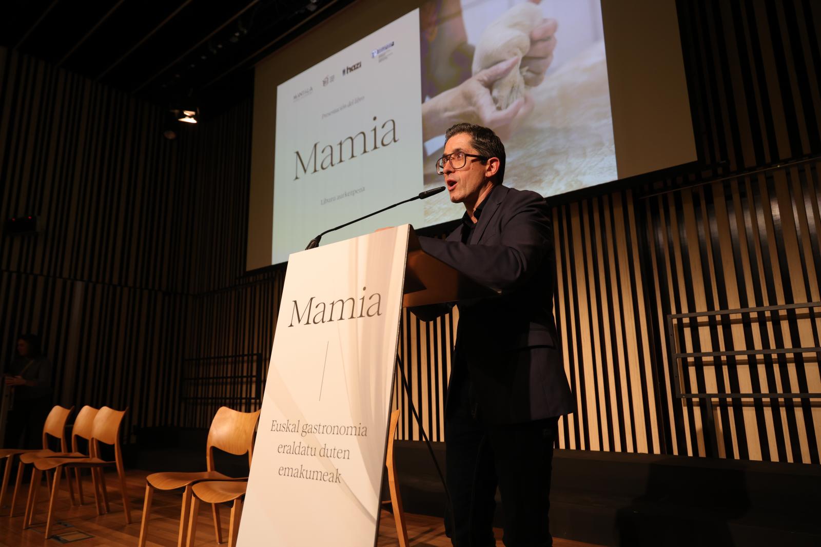 Presentación del libro &#039;Mamia (Esencia)&#039;