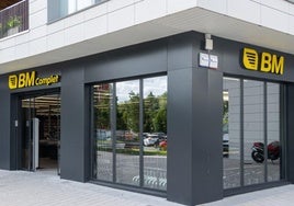 Fachadal del supermercado BM en la calle Elizatxo de Irun.