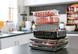 Un carnicero explica el motivo para no consumir carne envasada: «Comprar un filete en Mercadona es un error»