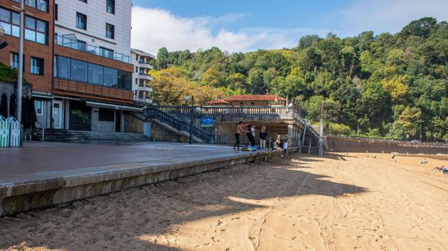 Imagen antes - Zarautz se protegerá contra el cambio climático con un nuevo paseo marítimo más elevado