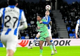 Zubeldia despeja un balón ante Guerrero.