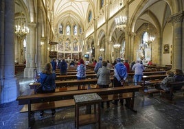 La iglesia parroquial de San Ignacio, en el barrio donostiarra de Gros, durante uno oficio religioso.