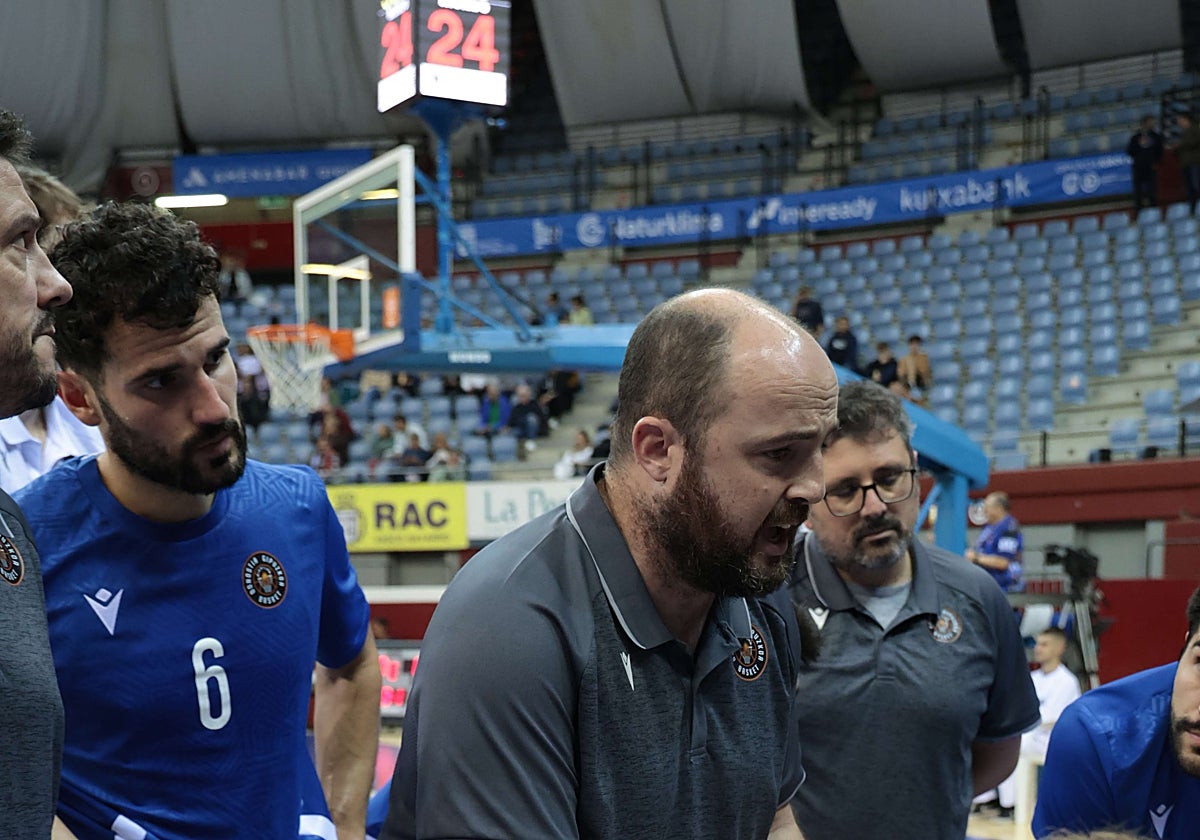 Mikel Odriozola da instrucciones a sus jugadores durante un tiempo muerto.