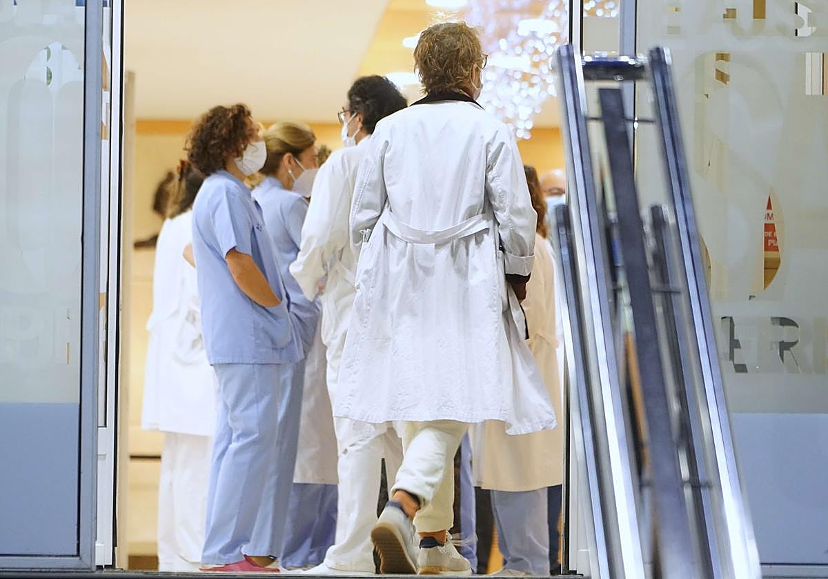 Médicos y enfermeras en el Hospital Donostia