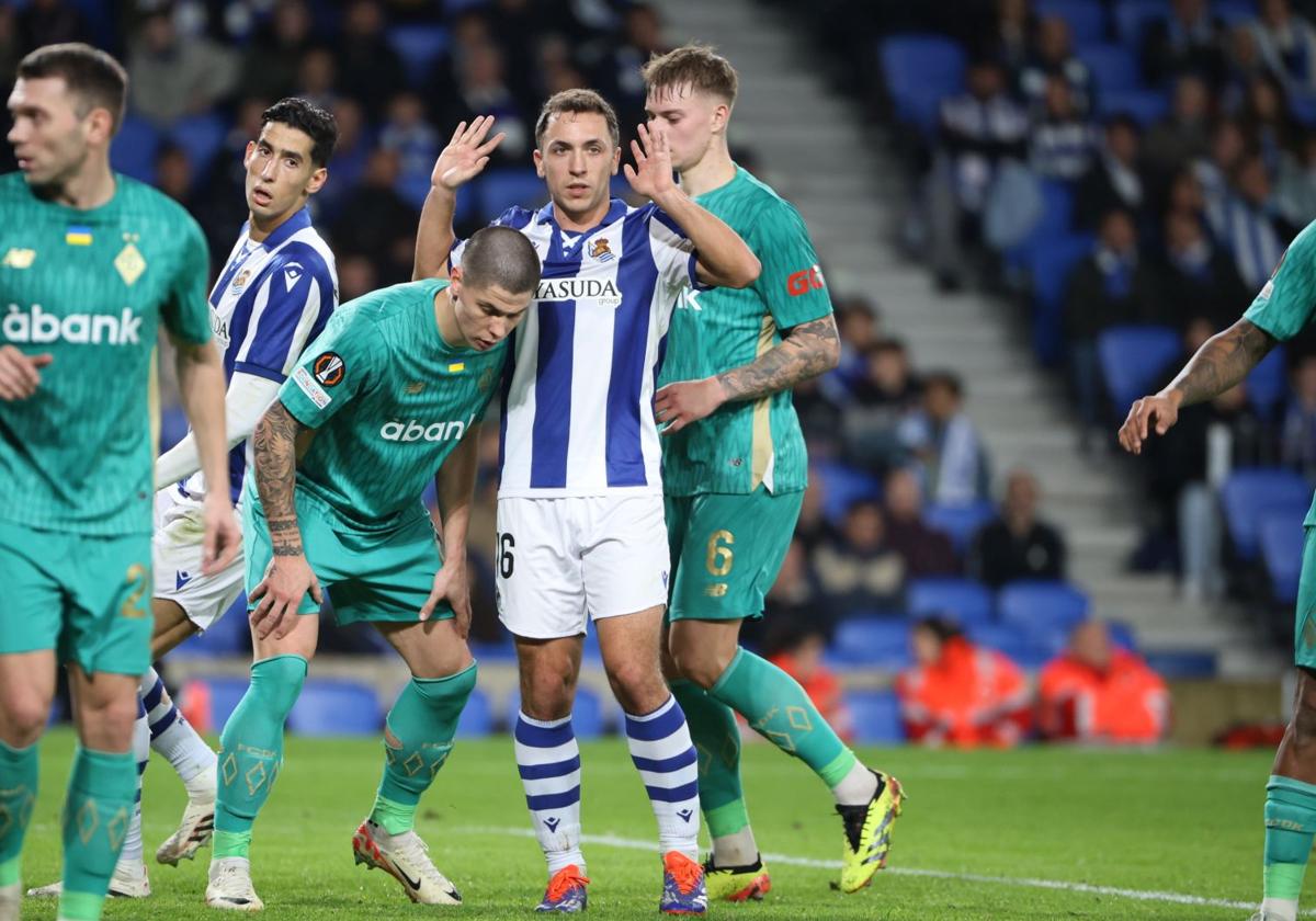 Jon Ander Olasagasti es defendido por Popov en el encuentro ante el Dinamo