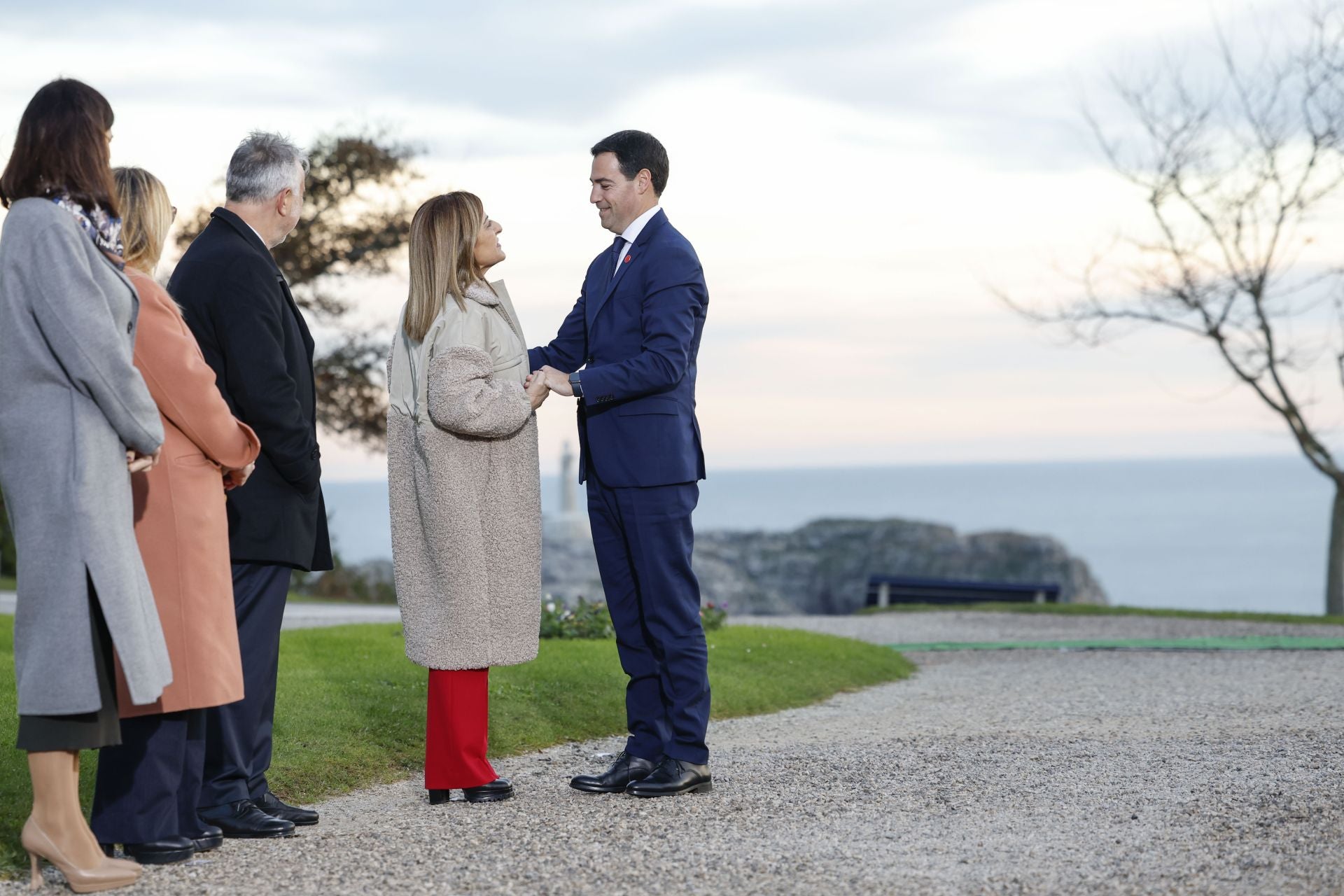 La presidenta de Cantabria, María José Sáenz de Buruaga (2d), da la bienvenida al lehendakari, Imanol Pradales, a su llegada al Palacio de la Magdalena de Santander.