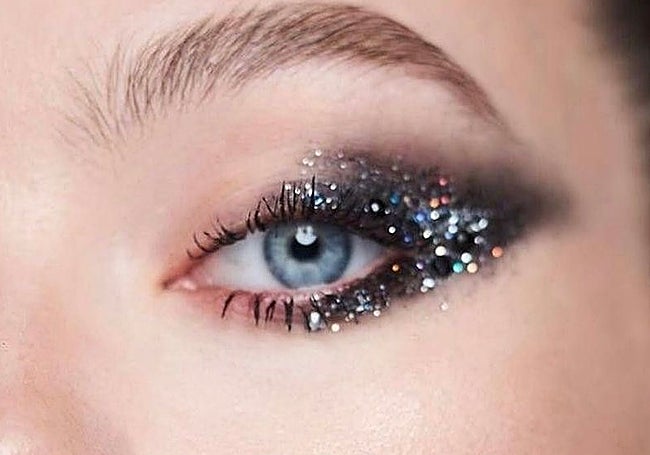 Ojos con sombra ahumada y glitter