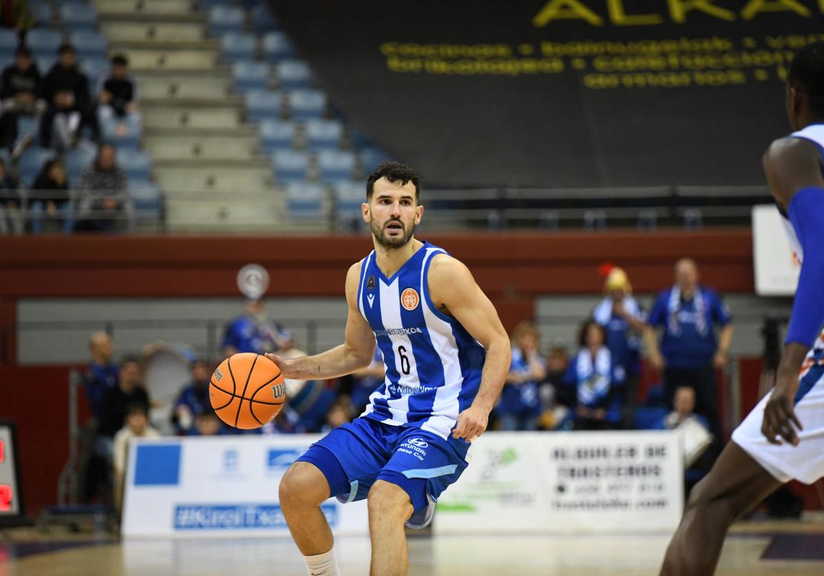 Aitor Zubizarreta bota el balón en un partido del Gipuzkoa Basket.