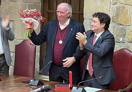 Iribar con la medalla y el ramo conmemorativo, junto al alcalde zarauztarra.
