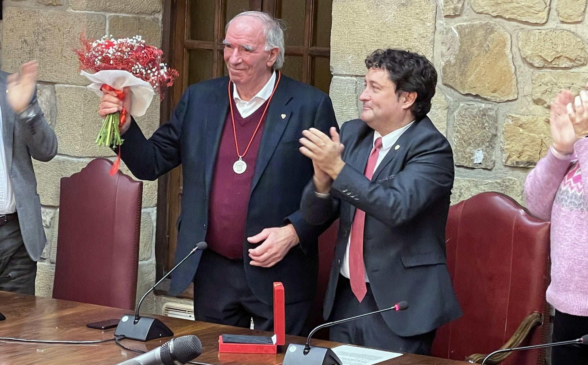 Iribar con la medalla y el ramo conmemorativo, junto al alcalde zarauztarra.