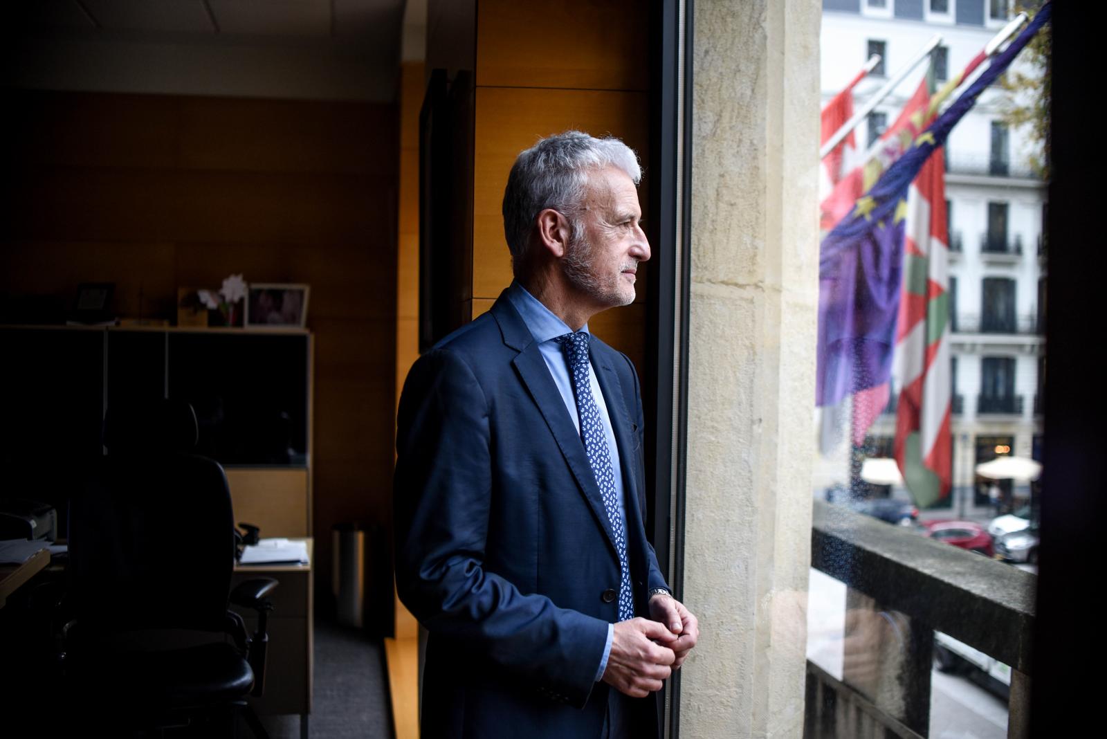 Iñaki Subibaja mira hacia los Jardines de Albia de Bilbao en su despacho del Tribunal Superior de Justicia del País Vasco.