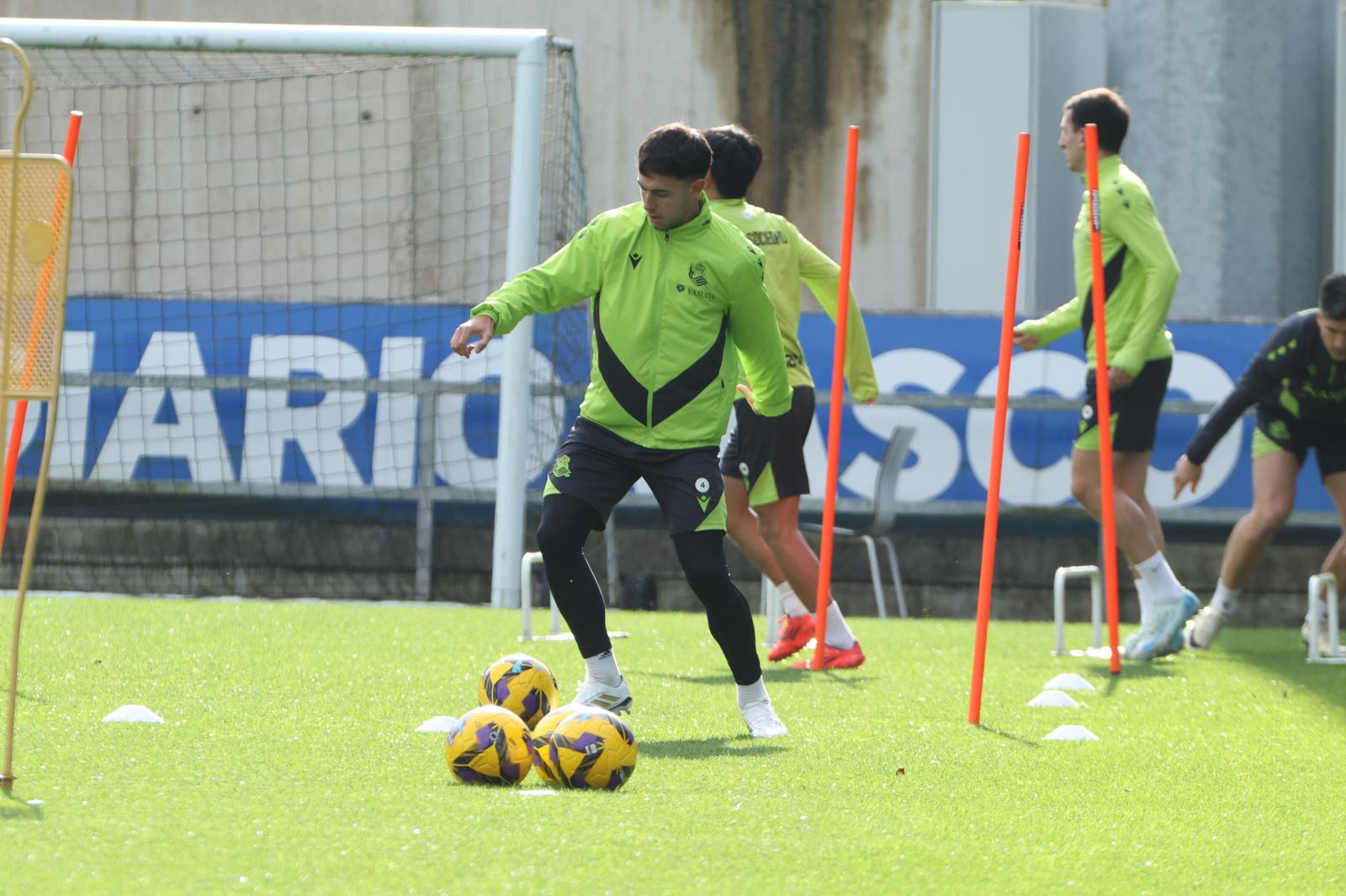 Zubimendi conduce el esférico durante el entrenamiento de este sábado
