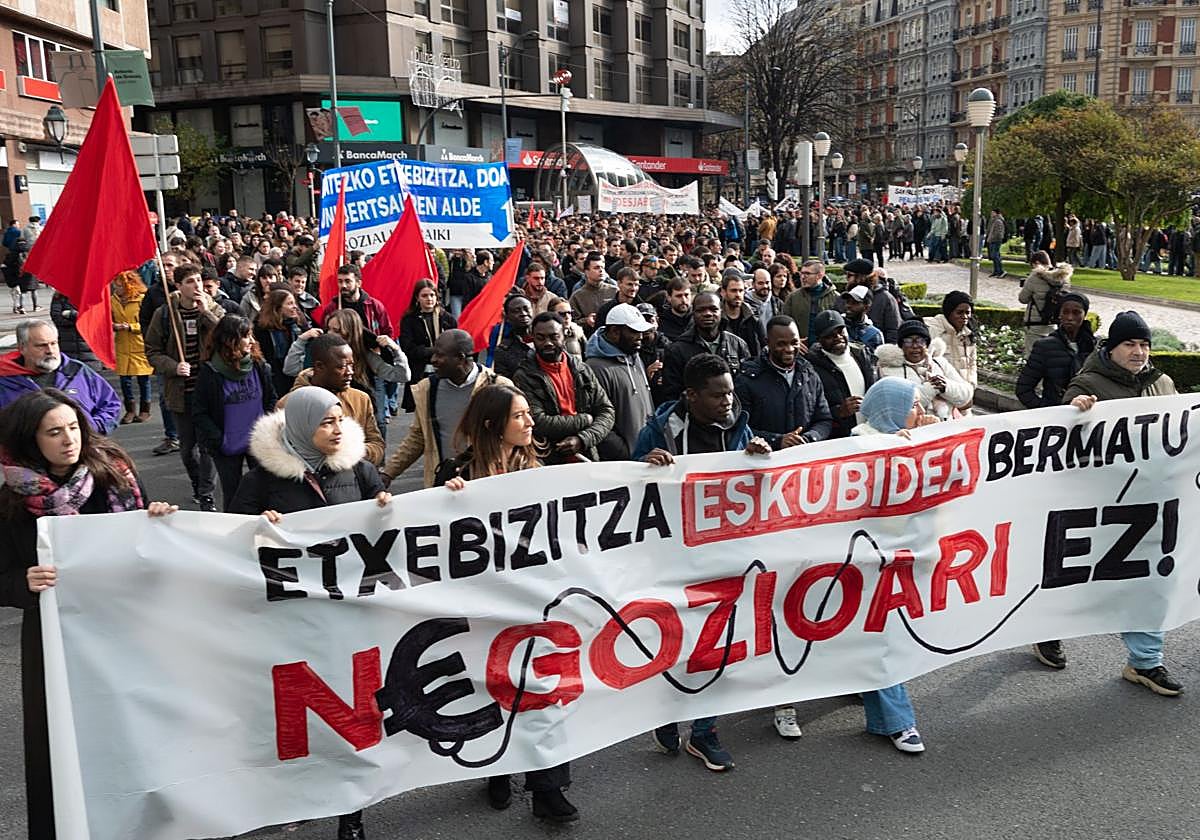 Miles de personas, la mayoría jóvenes, han secundado este sábado en Bilbao la manifestación convocada por la Red de Sindicatos de Vivienda de Euskal Herria.