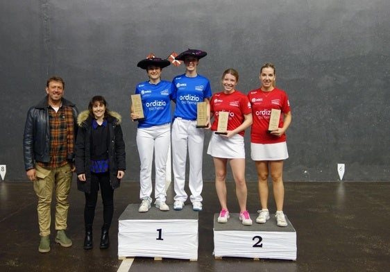 Las campeonas Galdos y Zubeltzu con las subcampeonas Lopez e Irazustabarrena.