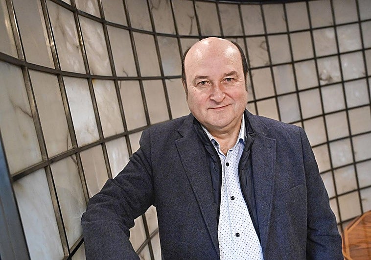Andoni Ortuzar, después de la entrevista, en su despacho de Sabin Etxea, en Bilbao.