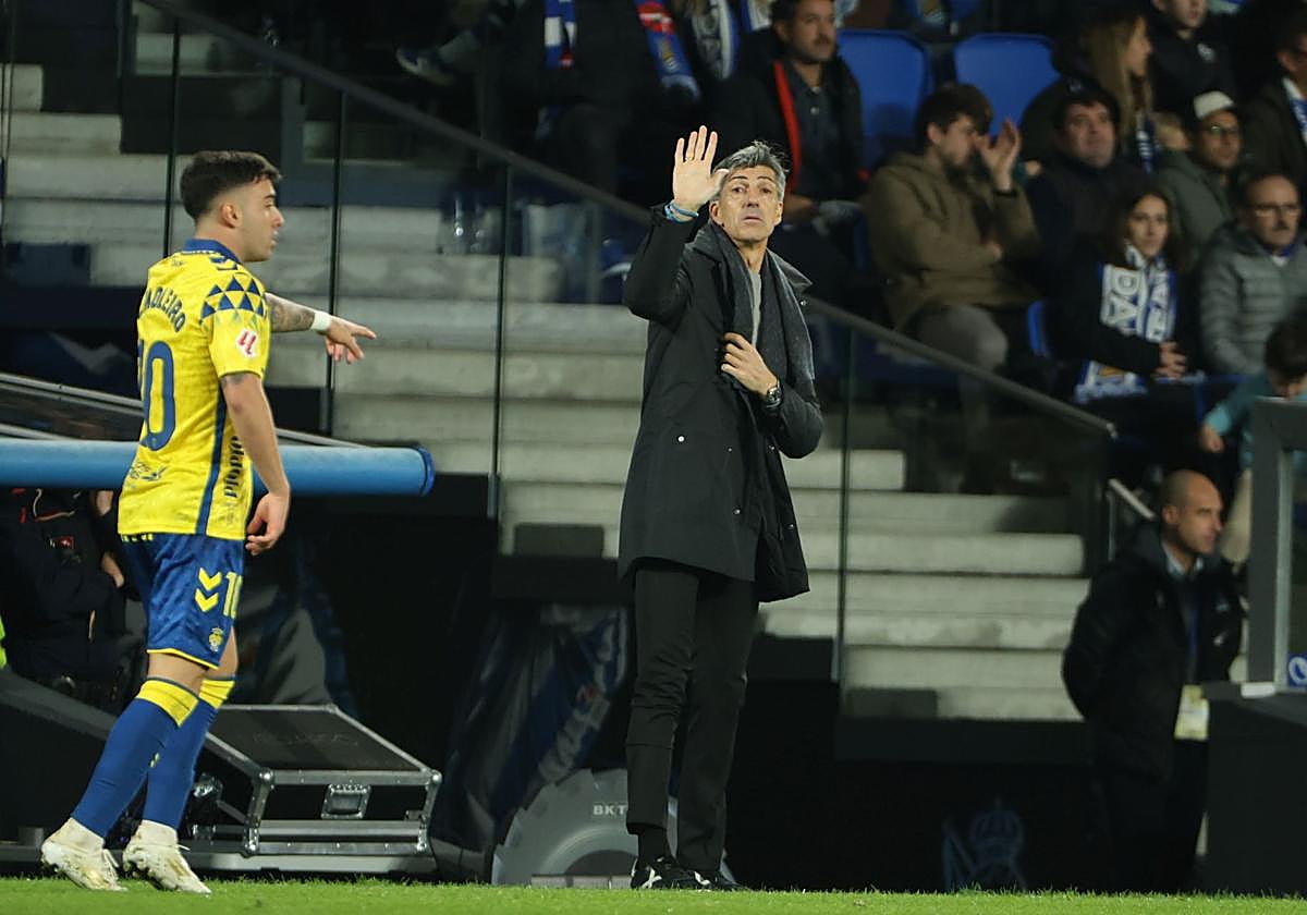 Imanol Alguacil da indicaciones durante el encuentro entre la Real y el Las Palmas.
