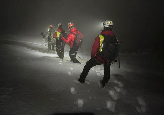 Efectivos de la Unidad de Vigilancia y Rescate, durante la operación en el Gorbea.