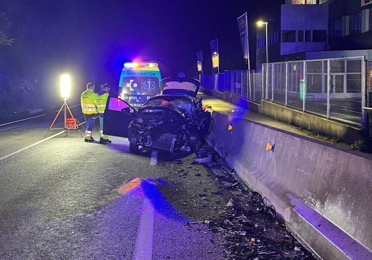 Los dos coches siniestrados en la N-634 a su paso por Eibar en un accidente mortal del pasado mes de noviembre.