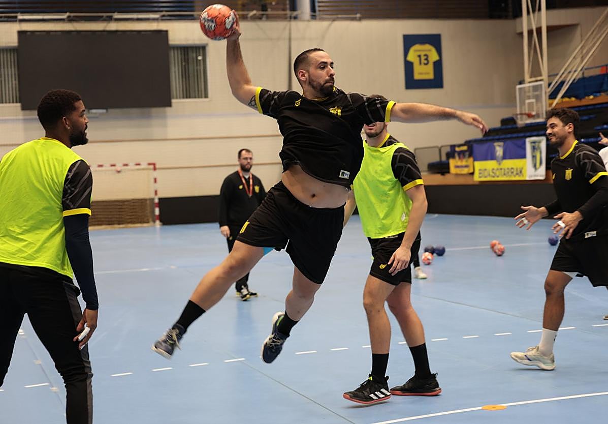 Esteban Salinas lanza a portería durante un entrenamiento.