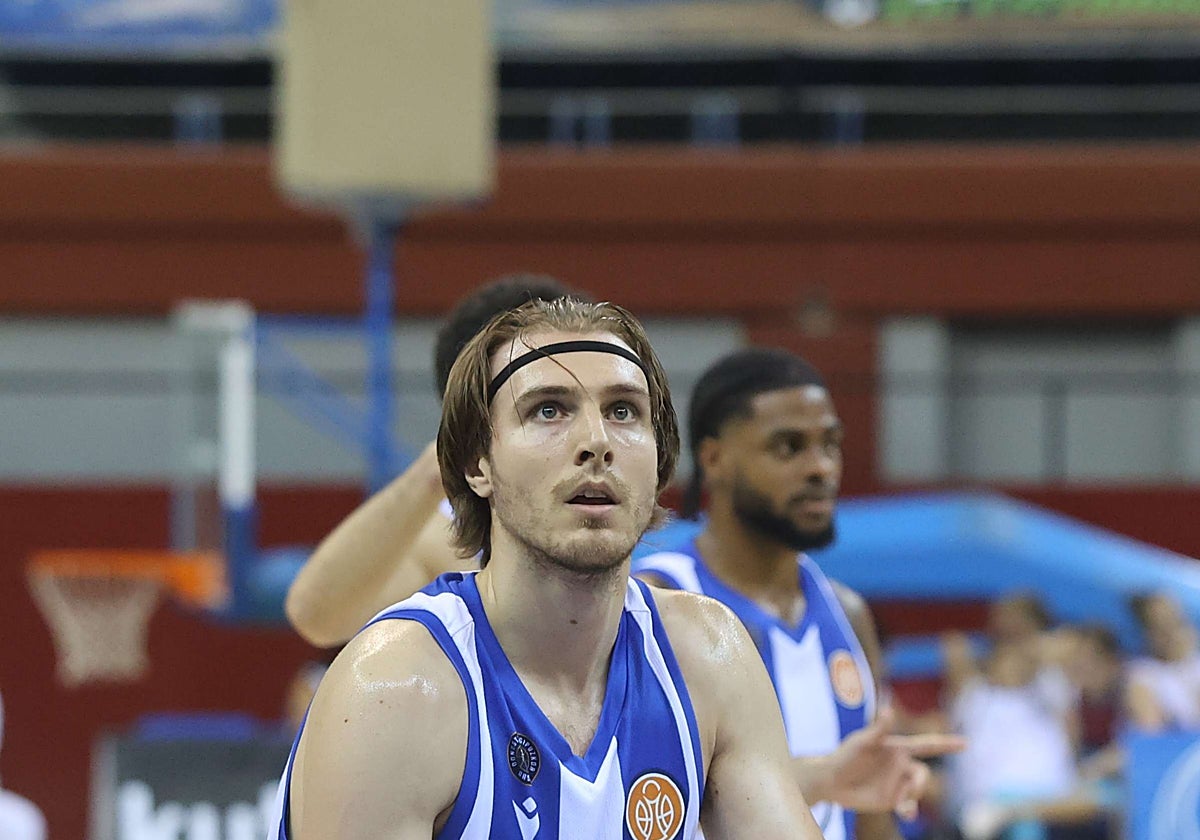 Vrankic, con Johnson al fondo, durante un partido en Illunbe.