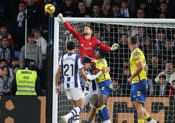 Álex Remiro despeja un balón de puños.