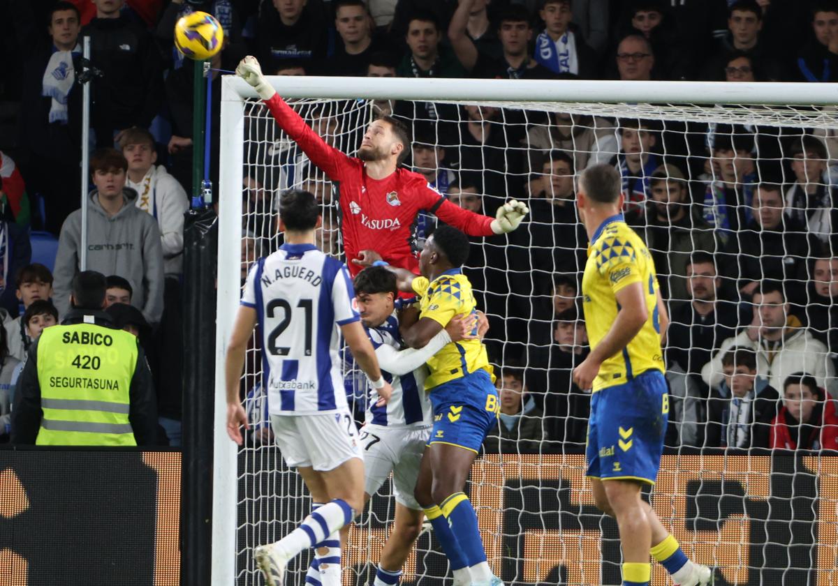 Álex Remiro despeja un balón de puños.