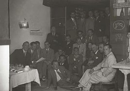 Cena inaugural de la sociedad GU en 1934, con el fotógrafo Pascual Marín, los pintores Olasagasti, Cabanas y Kaperotxipi, Julián de Tellaeche, Carlos Landi, Bautista Juanena, Miguel y Juan Pablo Logendio, Eduardo Lagarde, Ernesto Giménez Caballero, Miss Nancy, Rafael Sánchez Mazas y el arquitecto José Manuel Aizpurua, entre otros.