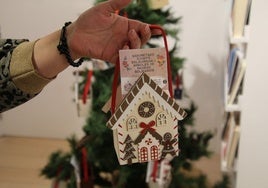 Una de las casitas que adornan los árboles de navidad solidarios instalados en Elgoibar.