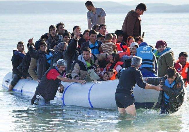 Decenas de refugiados llegan a Lesbos en una lancha neumática.