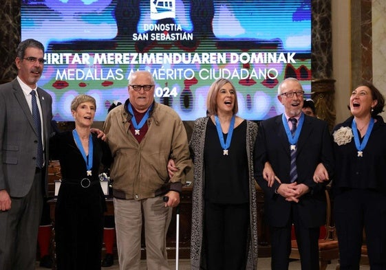 Los cinco galardonados con las Medallas al Mérito Ciudadano 2024 junto al alcalde Eneko Goia.