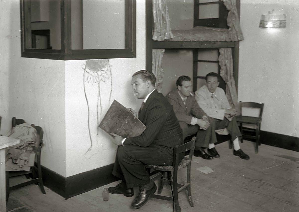 Imagen secundaria 1 - Arriba, Landi, Valverde, Cabanas, Garrido y Bueno, entre otros, en una fiesta de disfraces en el Casino. En el medio, el periodista Rafael Sánchez Mazas, asomado al púlpito desde el que se daban los discursos en GU. Debajo, Eduardo Lagarde y Jesús Olasagasti, delante de los murales realizados por el primero de ellos en el Gran Casino.