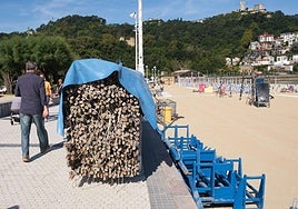 Los toldos, recopilados junto a la playa de Ondarreta.
