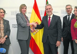 La consejera de Gobernanza, Maria Ubarretxena, y el ministro de Política Territorial, Ángel Víctor Torres, tras cerrar las transferencias.