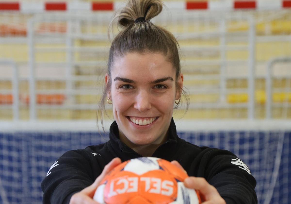 Anne Erauskin, sonriente, posa este martes con un balón en Bidebieta.