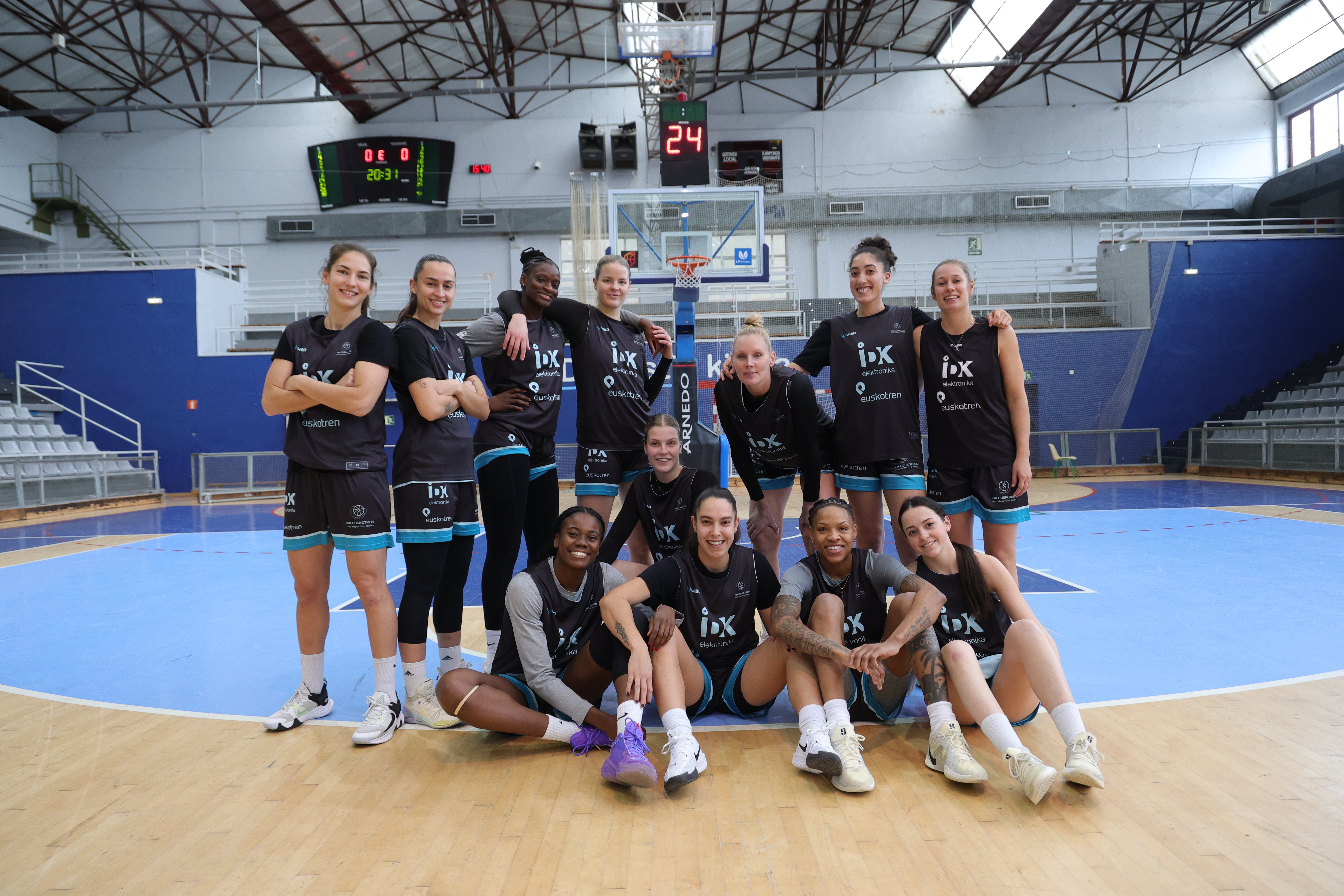 La plantilla del IDK Euskotren, en la última sesión de entrenamiento ayer en el Gasca antes del partido de hoy.