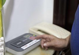 Una persona se dispone a llamar al servicio de BetiON.