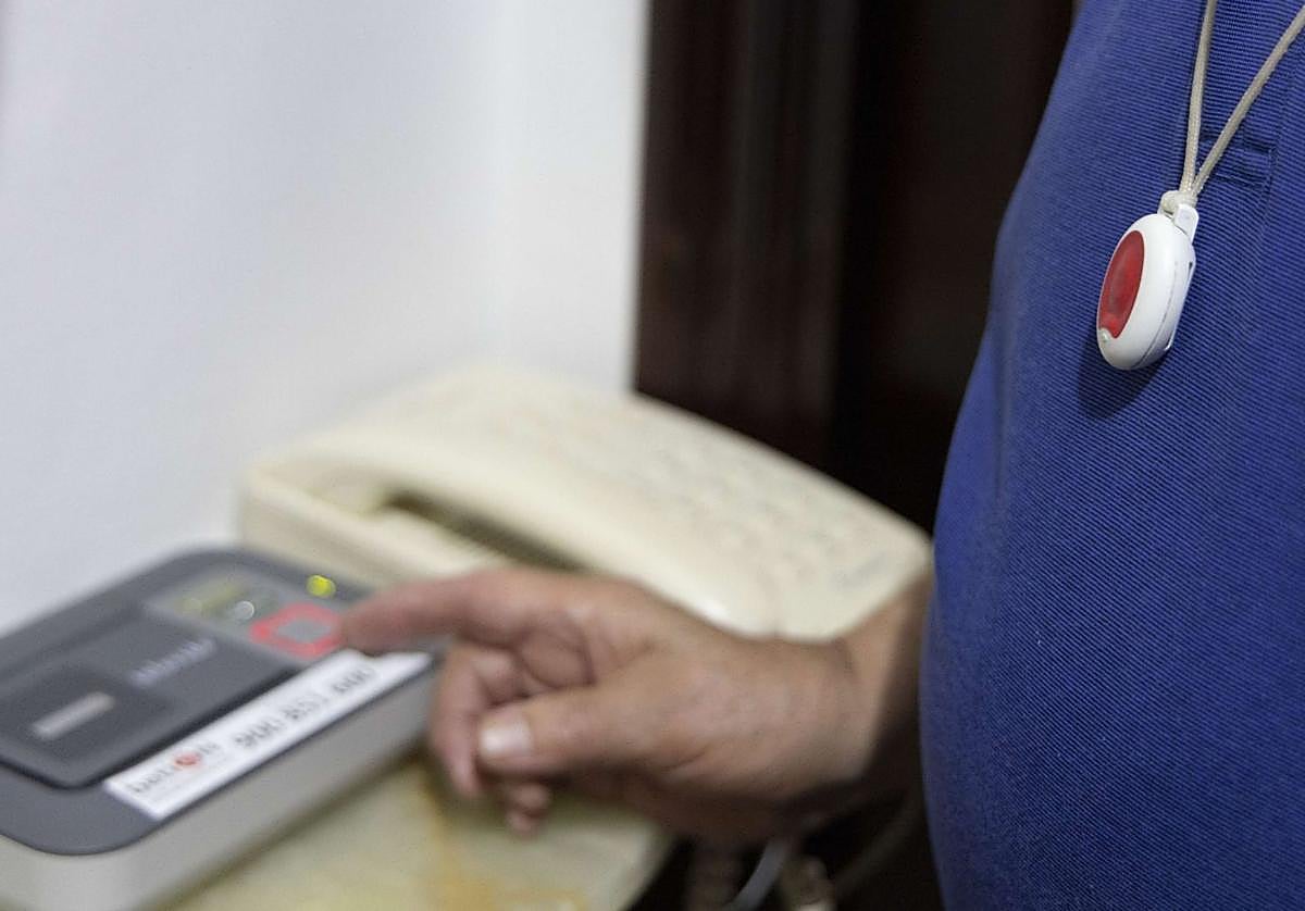 Una persona se dispone a llamar al servicio de BetiON.